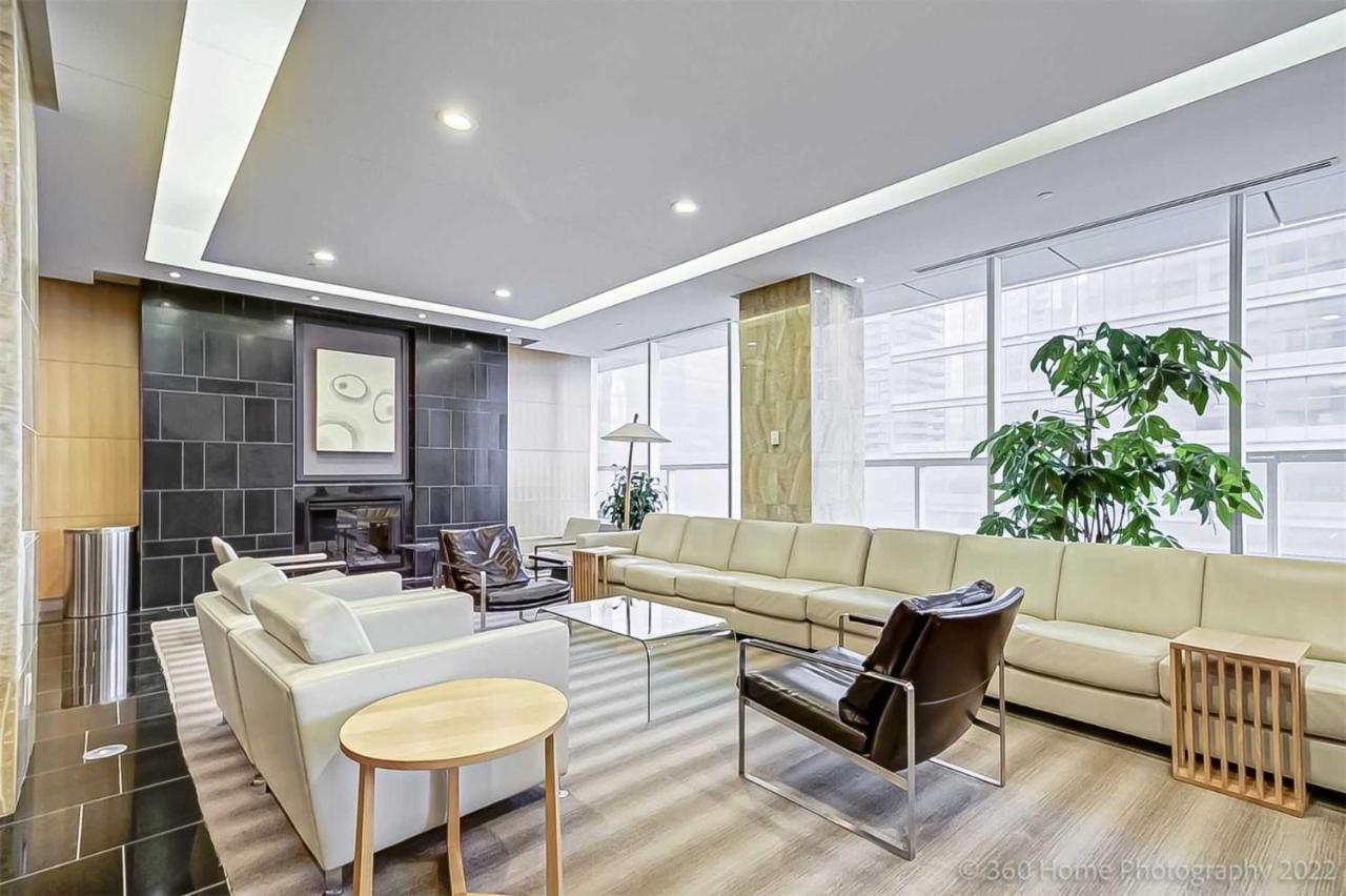 Prime Location - Stunning 2-Bdrm Condo Toronto Eksteriør bilde